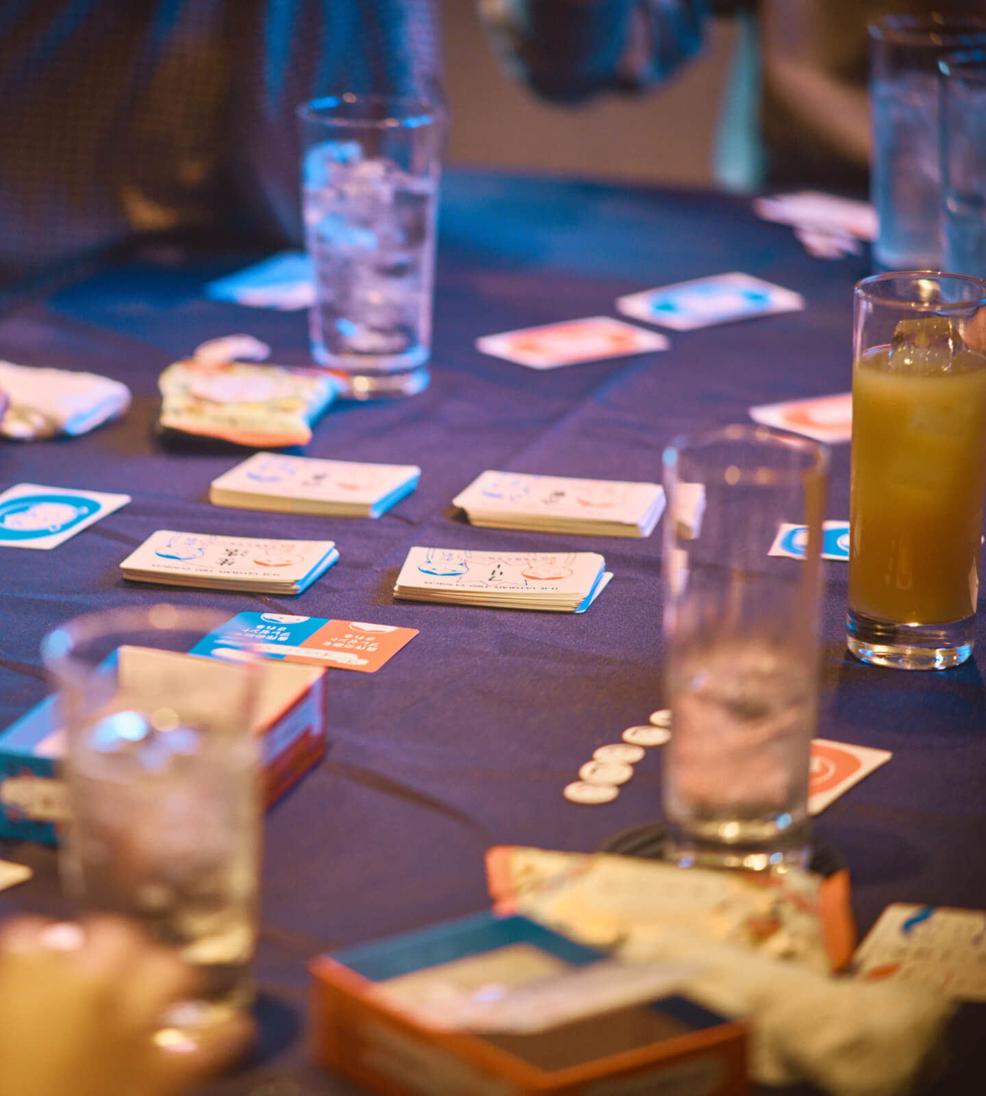 飲み物を片手にカードゲームをしている様子