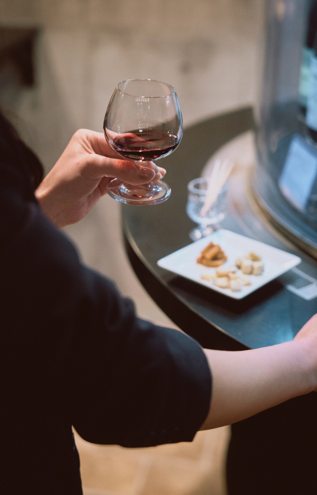 ワインページのイメージ画像：チーズを肴にワインを飲む様子